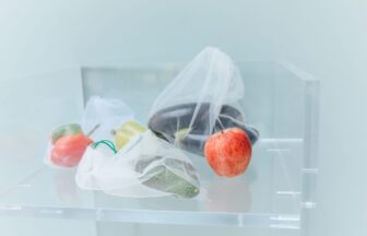 再利用できる袋に入れた野菜とりんご